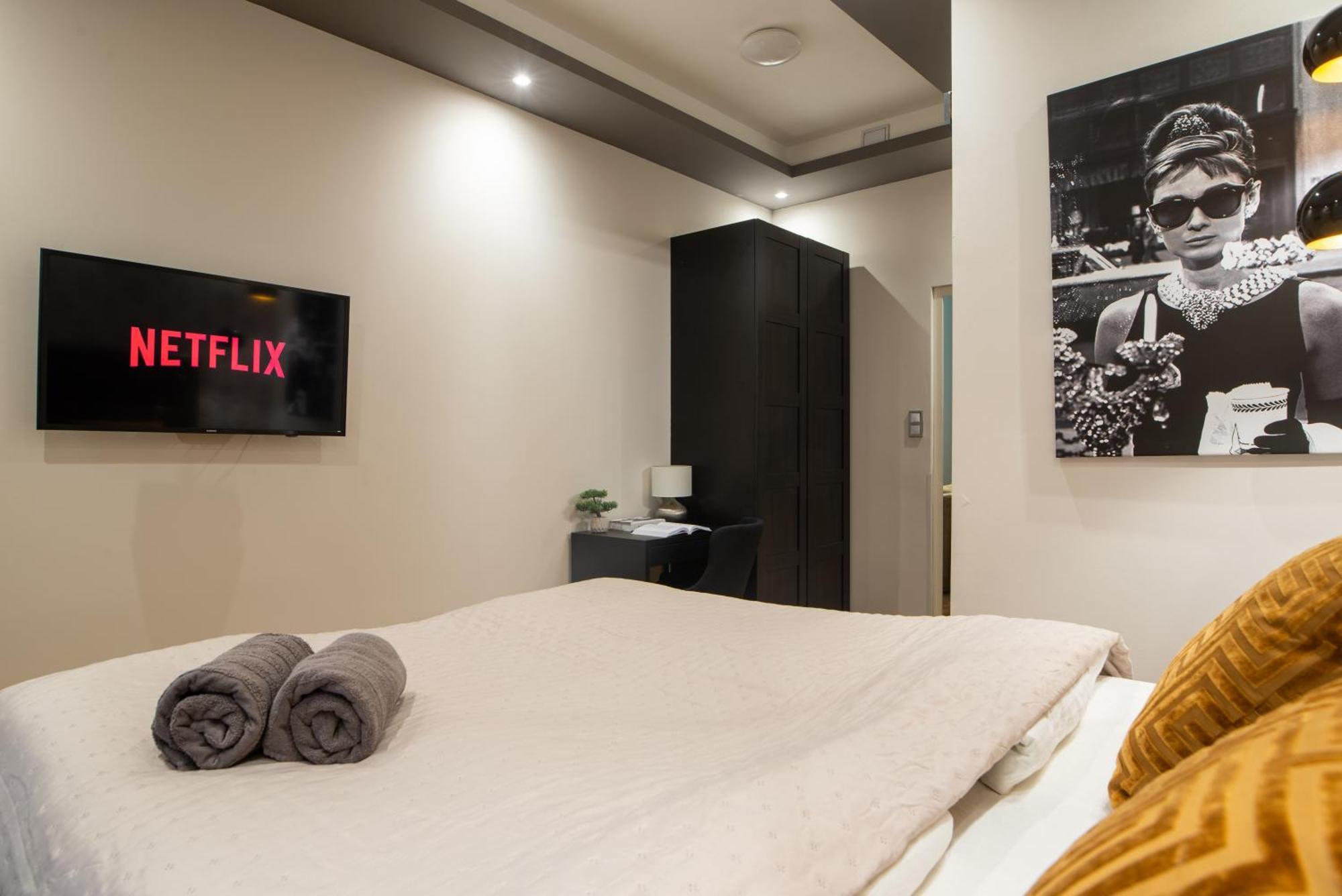 Chic Central 1Br Retreat Near New York Cafe With View 布达佩斯 外观 照片