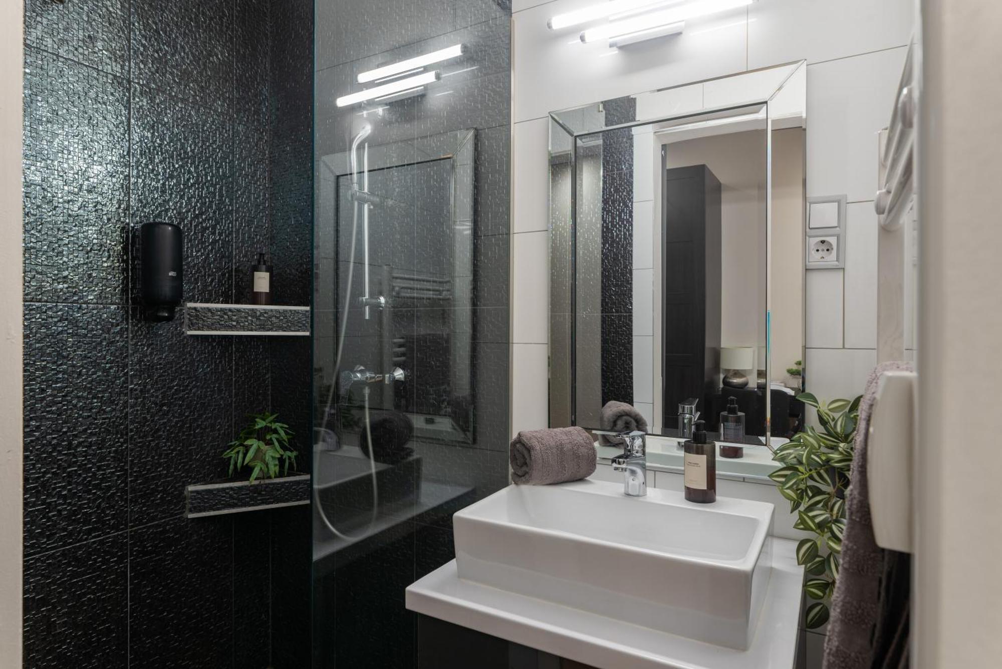 Chic Central 1Br Retreat Near New York Cafe With View 布达佩斯 外观 照片